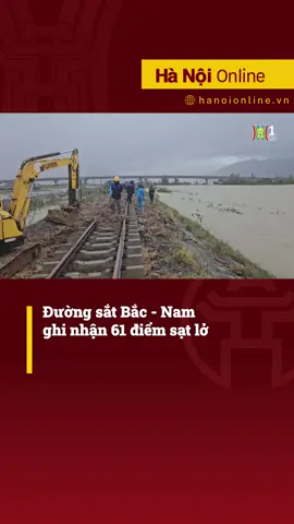 Do ảnh hưởng của tình hình mưa lũ, dọc tuyến đường sắt Bắc – Nam qua khu vực miền Trung đã xuất hiện 61 điểm sạt lở, trôi nền đường. Ngành đường sắt đang khẩn trương khắc phục, phấn đấu sớm thông tuyến trong gày 26 hoặc 27/11.   #daihanoi #hanoionline #tintuc #giaothong