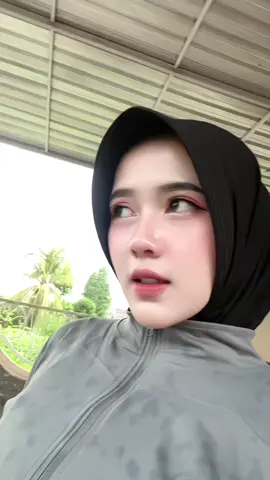 atasan olahraga yang aku pake beneran nyaman banget, strechy poll💖  #jaketolahraga #atasanwanita #affiliatemarketing 