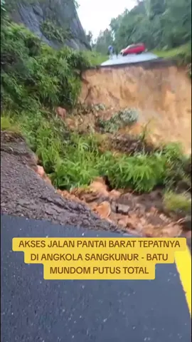 Akses jalan lintas barat Sumatera tepatnya di Kelurahan Rianiate Kecamatan Angkola Sangkunur, Kabupaten Tapanuli Selatan, Sumatera Utara, terputus total. Hingga saat ini, pengendara roda dua dan empat tidak bisa melintas untuk beberapa hari ke depan. Silahkan ambil jalur lain. #sumaterautara #infotabagsel #muarabatanggadis #sangkunur #tapanuliselatan 