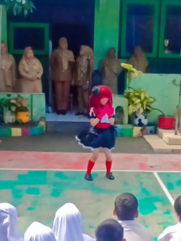 Mini Oshi. 🤩 🔸Rasakan dunia Junji Ito Rumah Misteri 👀!! Pesan tiketnya sekarang hanya di TIX ID  https://event.tix.id/event/junjiitoindonesia 𝐒𝐨𝐮𝐫𝐜𝐞: @quinnkainazala #updateanime #cosplay #arimakana #oshinoko #indonesia