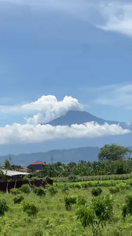 Gunung Slamet hari ini mengeluarkan sedikit asap dari kawah #fypシ゚ #alam #gunungslamet #trending #erupsi 