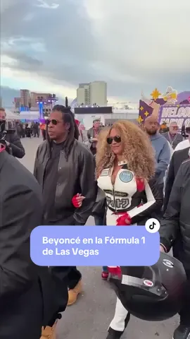 Beyoncé y Jay Z se llevan todo el protagonismo en La Fórmula 1 de Las Vegas 🏎️ La cantante acaparaba todas las miradas luciendo pelazo largo y rizado, y este mono de cuero blanco, rojo y negro de Louis Vuitton al que sumó unos guantes rojos sin dedos, botas negras puntiagudas y gafas de sol. Un outfit con el que pudimos verla subirse a un Ferrari durante su visita al paddock🥰 🎥 @instylemexico #F1 #beyonce #jayz #viral #fyp 