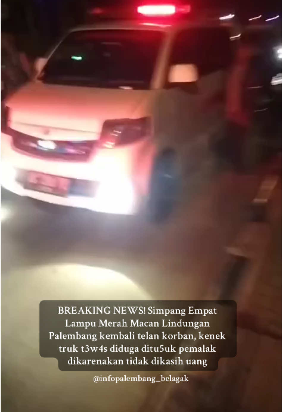 BREAKING NEWS! Simpang Empat Lampu Merah Macan Lindungan Palembang kembali telan korban, kenek truk t3w4s diduga ditu5uk pemalak dikarenakan tidak dikasih uang #palembang #sopirtruck #preman #breakingnews #fyp 