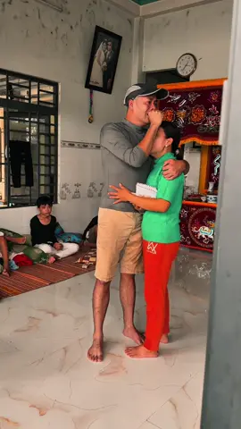 Tận cùng của nỗi đau!!! Chúng tôi lê những bước chân qua con ngõ vẫn còn ngập đến đầu gối, vào 1 căn nhà nhỏ tại thôn Thạch Khê 2, xã Hoà Xuân, Đắk Lắk (Phú Yên cũ). Hình ảnh đầu tiên đập vào mắt chúng tôi là 1 người mẹ bị câm bẩm sinh, cùng 3 đứa con nhỏ nheo nhóc đứng trước bàn thờ người chồng. Được biết Anh Thy - sn 1985 (chồng chị Thương) cũng là một người câm bẩm sinh. Trong cơn lũ vừa rồi khi gia đình không còn đồ ăn, đồ uống anh tự mình trèo thuyền ra ngoài để tìm cứu trợ. Tuy nhiên không may a bị lũ cuốn trôi... #phuyen #lulut 