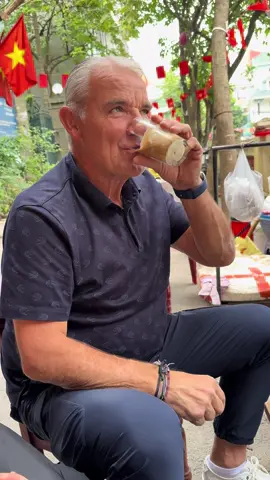 Các bác uống cf Vietnam mà cứ ừng ực ntn tí đừng hỏi sao tim đập, tay run 😂 #cafe #vietnam #dulich