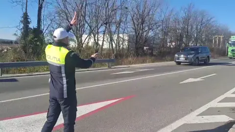 *ACȚIUNE ÎN SISTEM “RELEU” PE D.N. 6* Astăzi, 24 noiembrie, în intervalul orar 11.00-15.00, polițiștii rutieri din cadrul Inspectoratului de Poliție Județean Dolj au organizat și desfășurat o nouă acțiune pentru reducerea riscului rutier și prevenirea accidentelor de circulație.  Acțiunea desfășurată sub coordonarea Direcției Rutiere din cadrul Poliției Române a avut loc pe Drumul Național 6, fiind desfășurată în sistem “releu” în județele Ilfov, Giurgiu, Teleorman, Olt, Dolj, Mehedinți, Caraș-Severin și Timiș. Prin această acțiune s-a urmărit reducerea riscului rutier, impunerea respectării regimului legal de viteză și adoptarea unei conduite preventive în trafic. Astfel, au fost legitimate și verificate peste 160 de persoane, fiind controlate și 132 de autovehicule. Pentru abaterile constatate au fost aplicate 109 sancțiuni contravenționale, în valoare aproximativ 70.000 de lei, fiind reținute și 30 de permise de conducere. Înregistrați de aparatul radar cu vitezele de 144, respectiv 132 km/h Un bărbat, de 51 de ani, din municipiul Craiova, a fost înregistrat de aparatul radar în timp ce conducea un autoturism pe D.N. 6, în localitatea Leu, cu viteza de 144 km/h. Acesta a fost sanționat contravențional, conform prevederilor O.U.G. nr. 195/2002 Rep., fiind dispusă și măsura complementară de suspendarea exercitării dreptului de a conduce autovehicule pe drumurile publice pentru o perioadă de 120 de zile. O tânără în vârstă de 27 de ani, din județul Gorj, a fost înregistrată de aparatul radar în timp ce conducea un autoturism pe D.N. 6, în localitatea Coțofenii din Față, cu viteza de 132 km/h. Și acesta a fost sanționată contravențional, conform prevederilor O.U.G. nr. 195/2002 Rep., fiind dispusă și măsura complementară de suspendarea exercitării dreptului de a conduce autovehicule pe drumurile publice pentru o perioadă de 120 de zile. * _Recomandăm conducătorilor auto să manifeste responsabilitate în trafic și să respecte limitele legale de viteză._ _Siguranța pasagerilor și a tuturor participanților la trafic depinde de fiecare decizie luată la volan._ _Respectarea vitezei legale poate face diferența între viață și moarte.