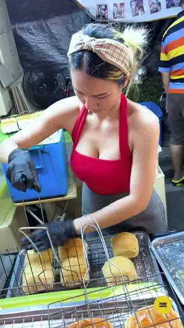 Busty Beauty serving Toasted Bread at A Thai festival. 🍞🔥 | ปังสิจ๊ะ #foodvendor #streetfood #thaigirl #แม่ค้าในประเทศไทย #onthisday 