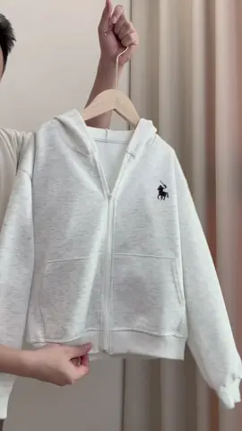 Áo khoác nỉ trẻ em có khoá kéo. Dáng áo hoodie có mũ. Chất nỉ hai da mềm mịn không xù bông #aokhoacchobe #aokhoac 