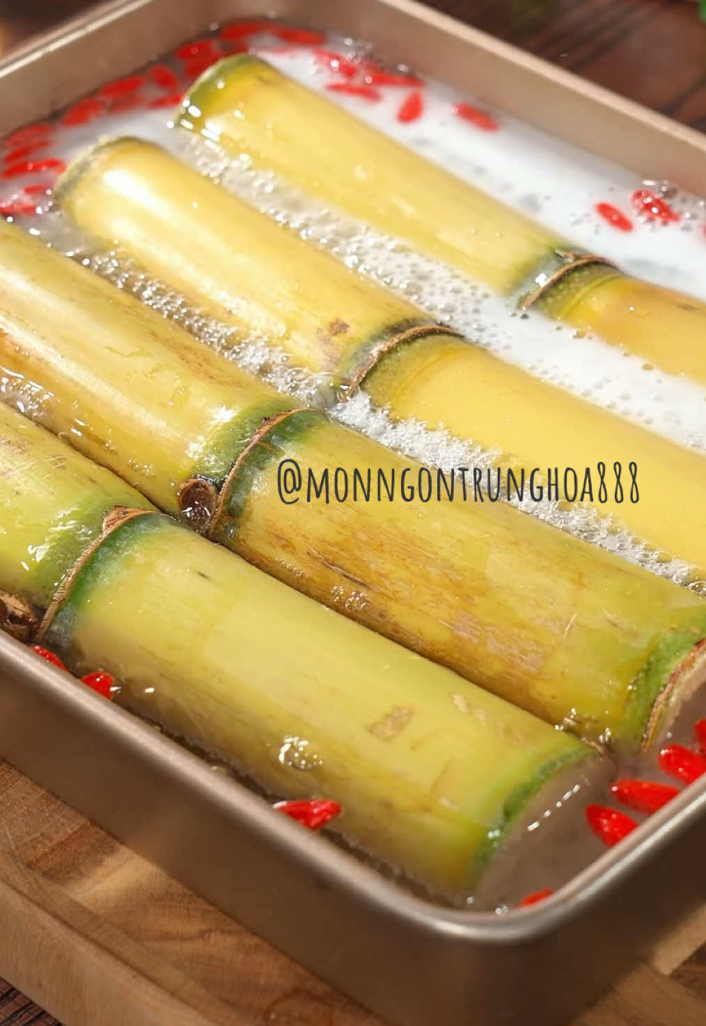 Các chị em ơi, hãy thử xem nhé! Chỉ cần ngâm mía trong bia một lúc, khi vớt ra sẽ trở thành món ngon khó quên trên bàn tiệc. Nhiều người chưa từng thấy, chưa từng nếm thử, nhưng đảm bảo ngon hơn cả sơn hào hải vị! #ngon #nauan #monngonmoingay #ănvặt #ănngon 