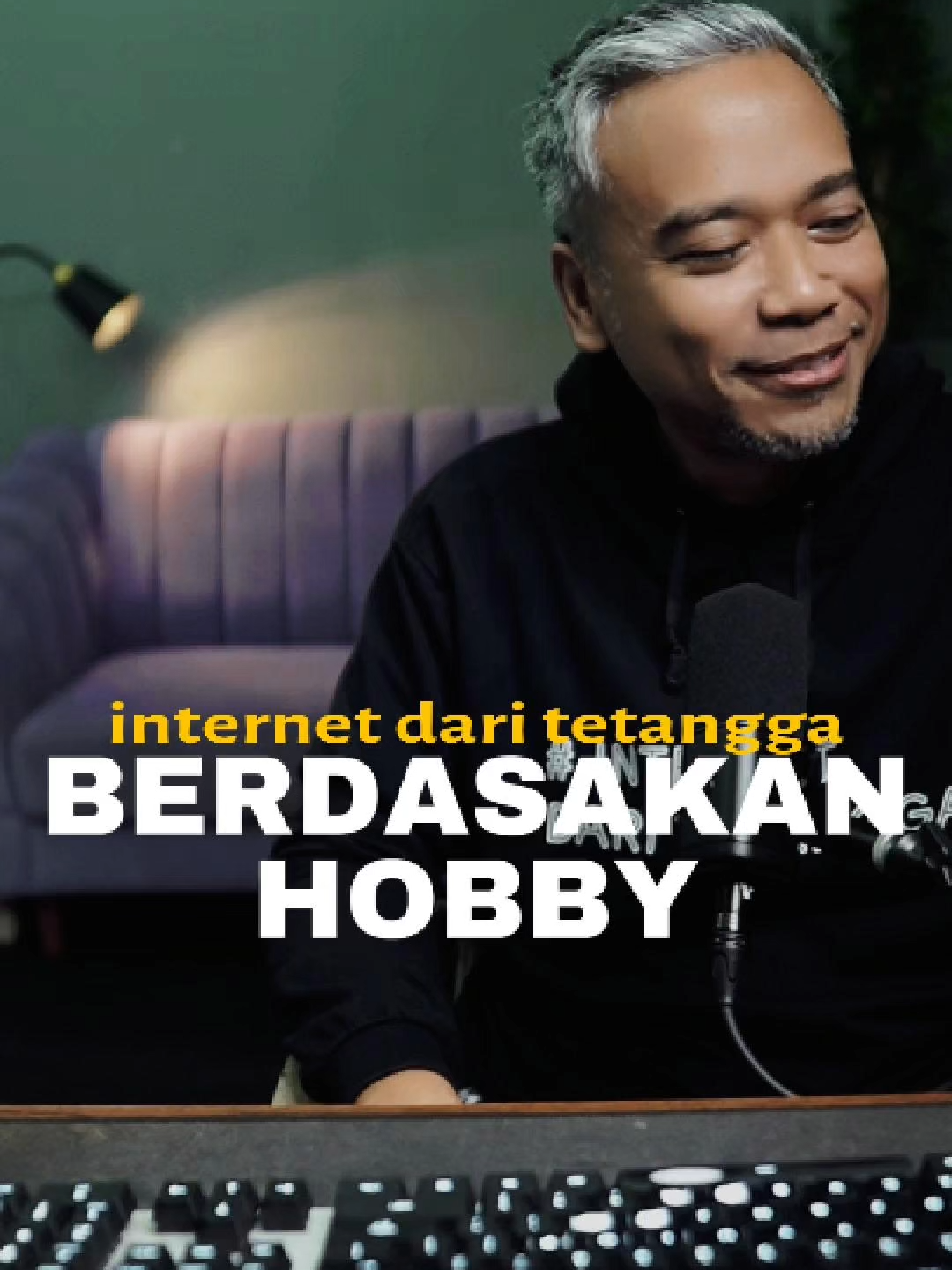 karena hobby senang melakukannya.!! Usaha yang lahir dari hobi itu beda rasanya.. Kita nggak cuma kerja kita hidup di dalamnya Saat orang lain bilang “capek kerja terus?” kita malah tersenyum, karena apa yang mereka sebut “kerja”, buat kita itu tempat pulang favoritkan video ini #rtrwnet #rtrwnetindonesia #internetdaritetangga