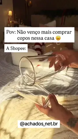 ✨ Copo de Plástico com Aparência de Vidro ✨ Parece vidro, brilha como vidro… mas não quebra como vidro! 🥂✨ Esse copo é feito de plástico premium, super resistente, leve e com acabamento cristalino que engana qualquer um. Ideal para quem quer elegância no dia a dia, sem o risco de acidentes. Perfeito para festas, churrascos, crianças ou até para usar no dia a dia sem medo de deixar cair. 🔥 Além disso, é fácil de lavar, não perde a transparência e fica lindo na mesa. Uma opção prática, estilosa e quase impossível de diferenciar do vidro de verdade! 😍 #achadinhos #utilidadesdomesticas #copoelegante #copoqueimita #casaeestilo 