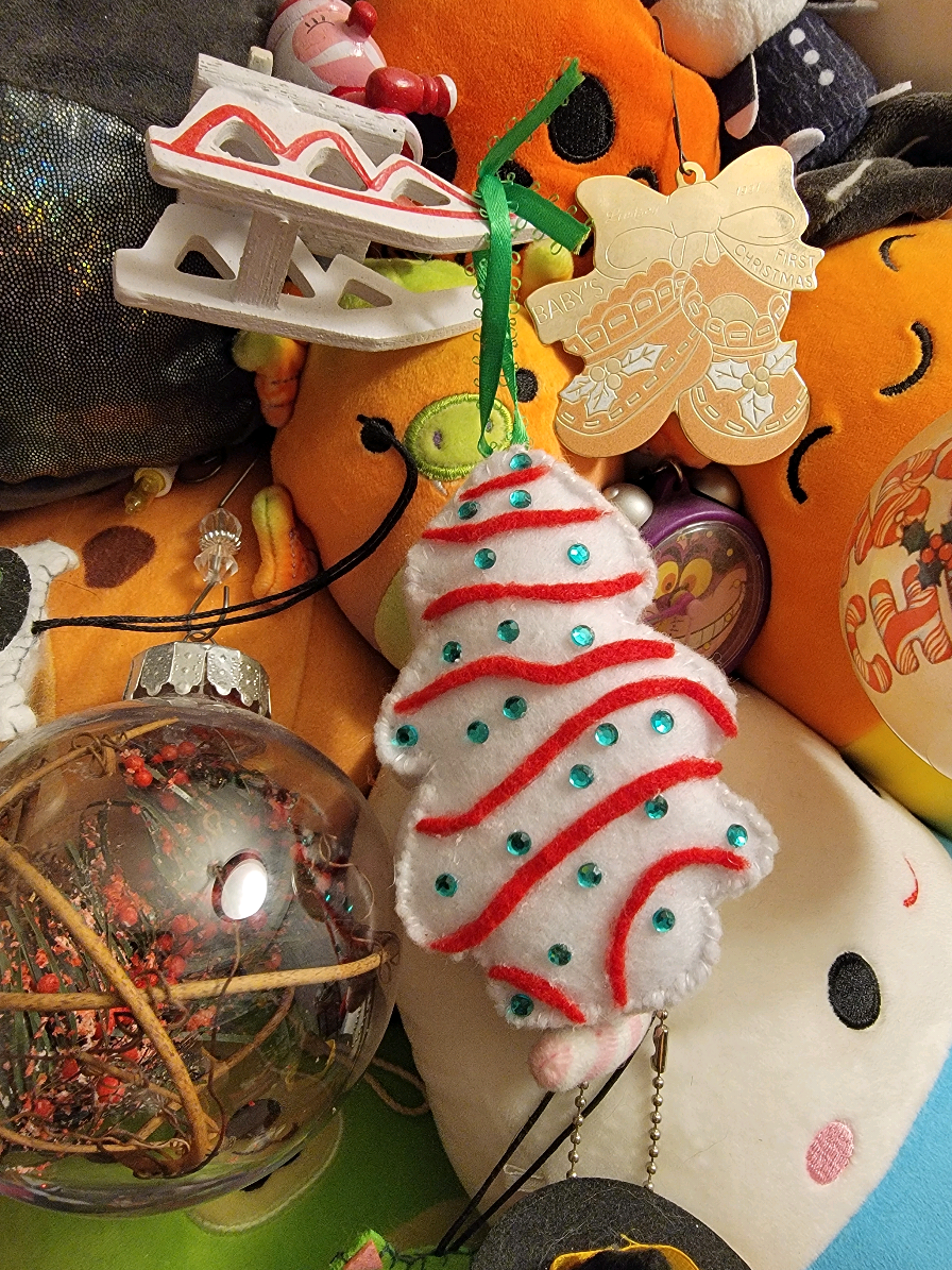 Kinda want to do the chocolate tree now 🥰🥹🍫🎄 #handmade #christmasdiy #handmadeornaments 