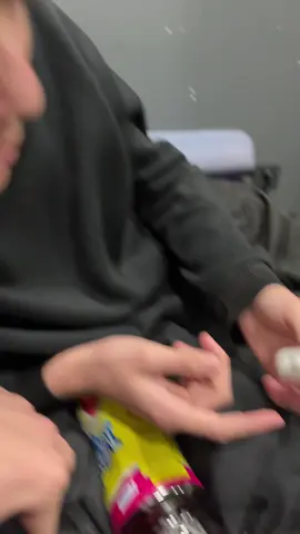 AirPods Pro — это беспроводные наушники от Apple, известные своим активным шумоподавлением, которое блокирует внешние звуки, позволяя сосредоточиться на музыке или разговорах. Они также имеют «Прозрачный режим» для слышимости окружающей обстановки и сменные силиконовые вкладыши для лучшей посадки. Модели комплектуются зарядным футляром и могут поставляться как с разъемом Lightning, так и с USB-C. #fyp #fyppppppppppppppppppppppp 