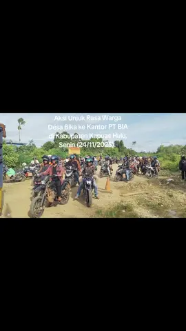 Ratusan warga Desa Bika melakukan aksi unjuk rasa ke Kantor PT BIA di Kabupaten Kapuas Hulu, Kalimantan Barat, Senin (24/11/2025).  Masyarakat menuntut realisasi tuntutan atas ganti rugi lahan seluas 606 hektare dengan nilai Rp4,8 miliar.  Semoga persoalan ini bisa terselesaikan dengan baik ke depan, tetap jaga keamanan dan ketertiban.. 