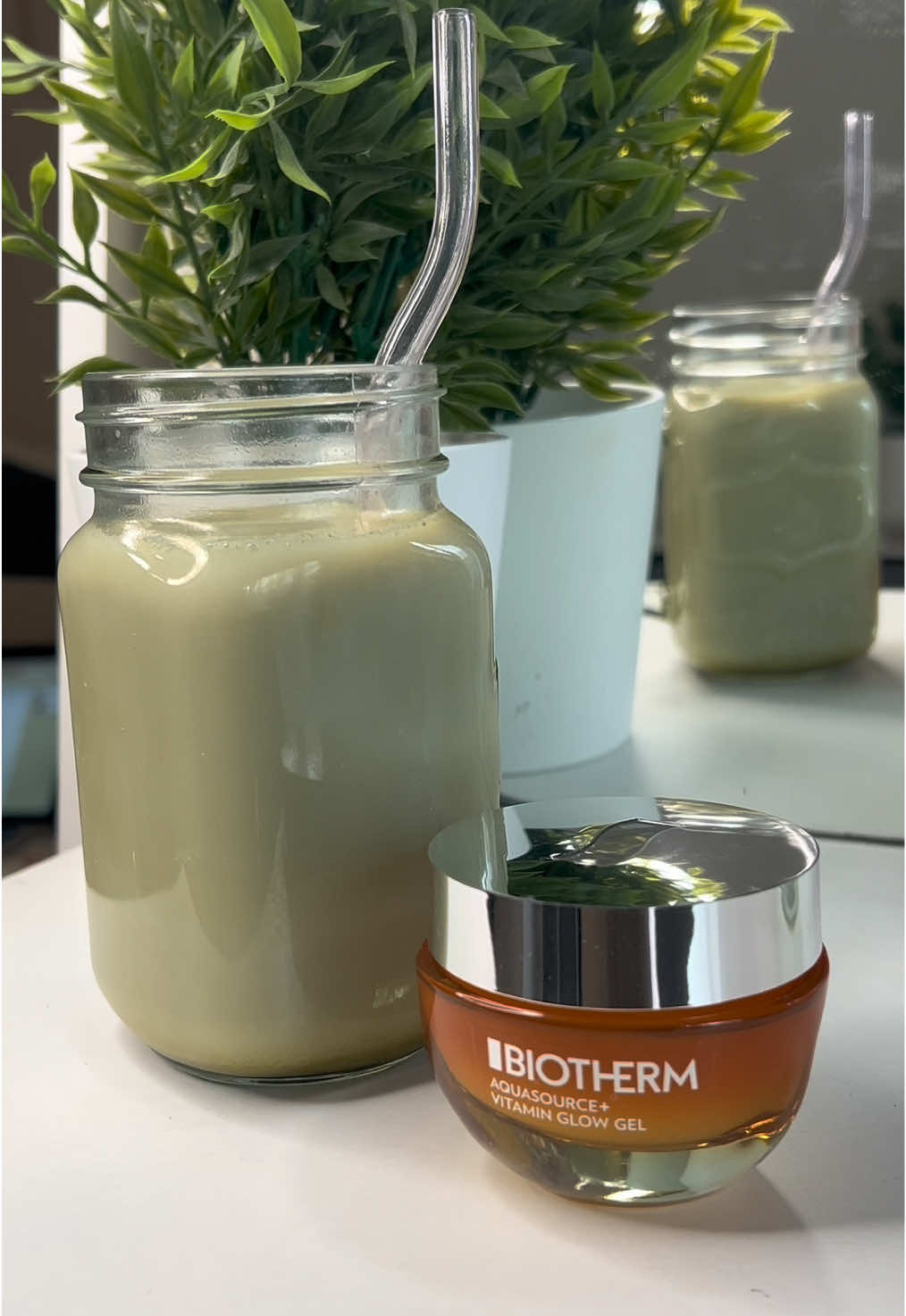 Regalo de Biotherm ✨ A glow that respects my real skin, with Biotherm. Aquasource+ Vitamin Glow Gel 	1.	Efficacité : Illumine et hydrate durablement la peau, aide à améliorer la texture et à réduire les petites imperfections et taches. 	2.	Ingrédients clés : Vitamine B3, Astaxanthine (qui lui donne naturellement sa couleur orangée) et Biotech Plankton™. 	3.	Sensorialité : Gel rafraîchissant à la texture sorbet, légère et à absorption rapide, avec un agréable parfum d’agrumes et une couleur orangée naturelle sans colorants ajoutés. @Biotherm   #restocking #blackfriday #Aquasource #VitaminGlowGel #BiothermPartner ✨