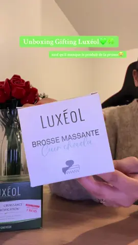 Je devais avoir et vous montrer le nouveau sérum Densité mais il était pas dans mon colis😭😭  mais je me plains pas j’ai déjà 2 beaux cadeaux ^^🫶🏼 *produits offerts* @Luxéol @luxeol_france  #luxeol #gifting #produitoffert #cheveux #cheveuxlong 