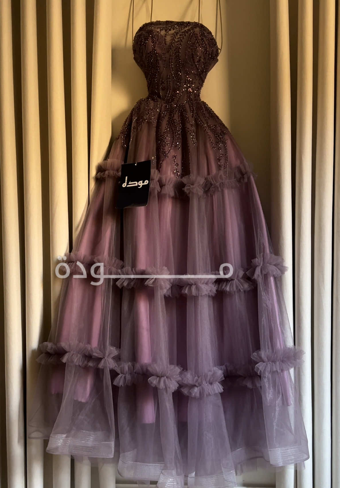 تنفيذ تصوير مـــــــــــــــــــــودة 💅🏻 السعر :470﷼ رقم : ميار هذا الفستان البنفسجي الساحر هو تعريف الأنوثة والفخامة في قطعة واحدة! فستان كورسيه مطرّز بالكامل بالخرز اللامع من الأعلى، يبرز الخصر بشكل خيالي… وينسكب منه تنسيق طبقات التول الناعم بتفاصيل الورود المزمومة حول التنورة ليعطيك حركة فخمة في كل خطوة. 💜 اللون: بنفسجي مُترف بدرجة هادئة وفاخرة 💜 القصّة: A-Line مع كورسيه مشدود يظهر جمال القوام 💜 الإحساس: حضور أميرة… بدون أي مجهود ✨ للبنات اللي تحب التميز، هذا الفستان مو مجرد قطعة… هذا حضور كامل على المسرح! 👑✨ #فساتين #fyp #اكسبلور #foryoupage 