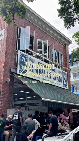 Jam 7 pagi orang-orang udah pada ngantri demi sarapan sama dimsum ini😭 Anyway, 1km dari dimsum ini ada SANS Hotels Alexander yang aesthetic. Lumayan kan, gausah effort bangun lebih pagi dari yang lain biar bisa nyobain Dimsum 9 Ayam. Soalnya cuma 2 menit doang dari hotel. Aku rekomendasiin buat booking di aplikasi RedDoorz yaa supaya lebih praktis dan dapet best price. Tambahin kode voucher “YUKNGINEP” biar diskonnya makin pol! Booking sekarang juga, biar nanti tinggal pergi liburan akhir tahun 🥳 #staycationbandung #hotelbandung #berkeSANS #RedTravelers #placetogobandung 