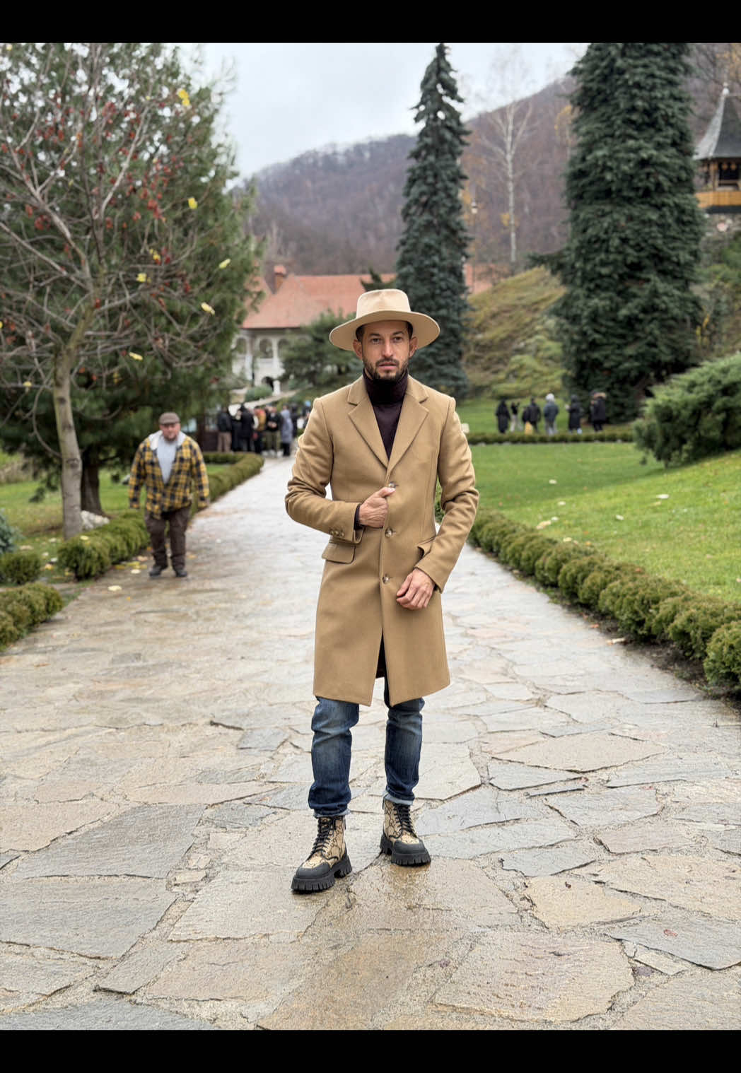 Vă sunt profund recunoscător pentru că ați ales să vă cazați la Vila Avy în aceste zile de mare încărcătură spirituală. Într-o perioadă în care Mănăstirea Prislop devine locul principalelor evenimente liturgice dedicate Sfântului Cuvios Mărturisitor Arsenie de la Prislop, dorim să vă oferim liniștea, confortul și respectul cuvenit unui astfel de pelerinaj. Evenimentele liturgice se vor desfășura în zilele de 27–28 noiembrie 2025, începând cu Slujba Privegherii din ajun și continuând cu Sfânta și Dumnezeiasca Liturghie arhierească, urmată de lectura Tomosului de canonizare și prezentarea icoanei canonice a Sfântului Arsenie. Pe durata acestor zile, se așteaptă un flux ridicat de pelerini. Autoritățile au stabilit reguli clare de acces: – autocarele organizate vor putea intra doar în parcarea special amenajată a mănăstirii, în limita locurilor disponibile; – autoturismele personale vor fi direcționate către parcările amenajate din apropiere, conform indicațiilor agenților rutieri, pentru a evita blocajele din zonă. Noi, la Vila Avy, ne dorim ca șederea dumneavoastră să fie una tihnită și binecuvântată. Vă mulțumim pentru încrederea acordată și vă asigurăm de toată ospitalitatea noastră, pentru ca pelerinajul la Mănăstirea Prislop să rămână o experiență memorabilă și plină de lumină.#avy #avywineanddine #vilaavy #fy #prislop @Avy Wine&Dine 🍷 