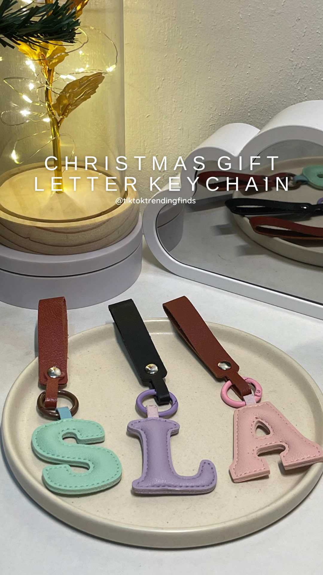 Grabe buti nakita ko tong keychain na to! Sobrang cute at personalized. Perfect pang gift with friends! 🩷🎀✨🌸 #christmasgift #giftideas #keychain #christmasgiftidea #smallgift 