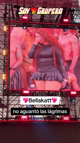 🥹💖 El escenario a FULL en el Flow Fest y @BELLAKATH 👸🏻 sintiendo todo el amor de la gente. Momento histórico pa’ la gatita de Neza. 🚀🔥 #cocacolaflowfest #ocesa #bellakath #soygrupero @Coca-Cola Flow 