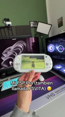 Esta máquina no para de sorprenderme en 2025 🚨 PSP PRO tambien llamada PSVITA mueve así de bien todo el catálogo de PSP ya que dispone de tecnología para correrla como si fuera una 😀 TOP CURIOSIDADES PSVITA 😆 #psvita #psp #GamingSetup #playstation #fyp 