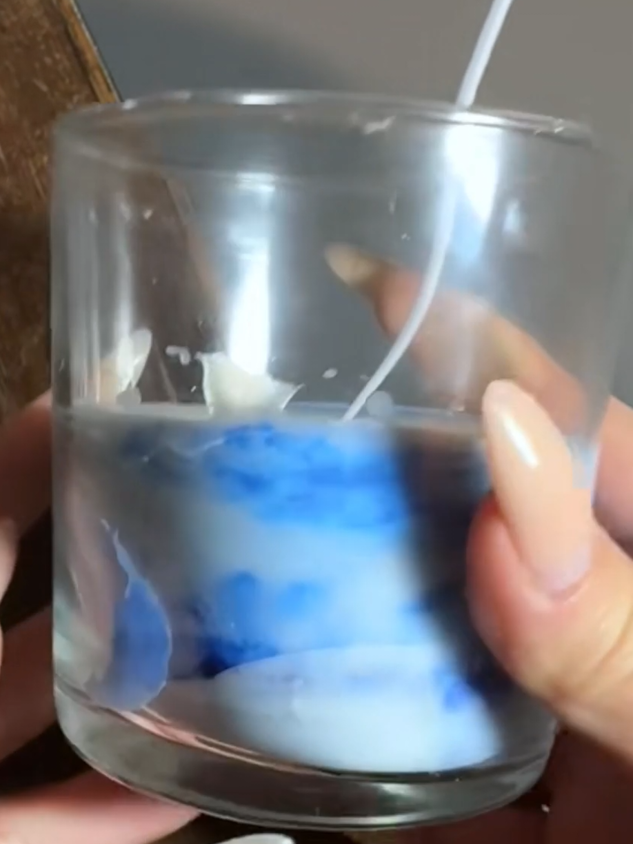 ¡MÁRMOL es de PRO! 🤩 El SECRETO es la velocidad de vertido y no mezclar la cera completamente 💡, comentá MÁRMOL 👇 para aprender el truco 👩‍💻, y envíanos un mensaje privado para la capacitación profesional ✉️.  #velasartesanales  #velasaromaticas  #hechoconamor #velasdecorativas  #velas 