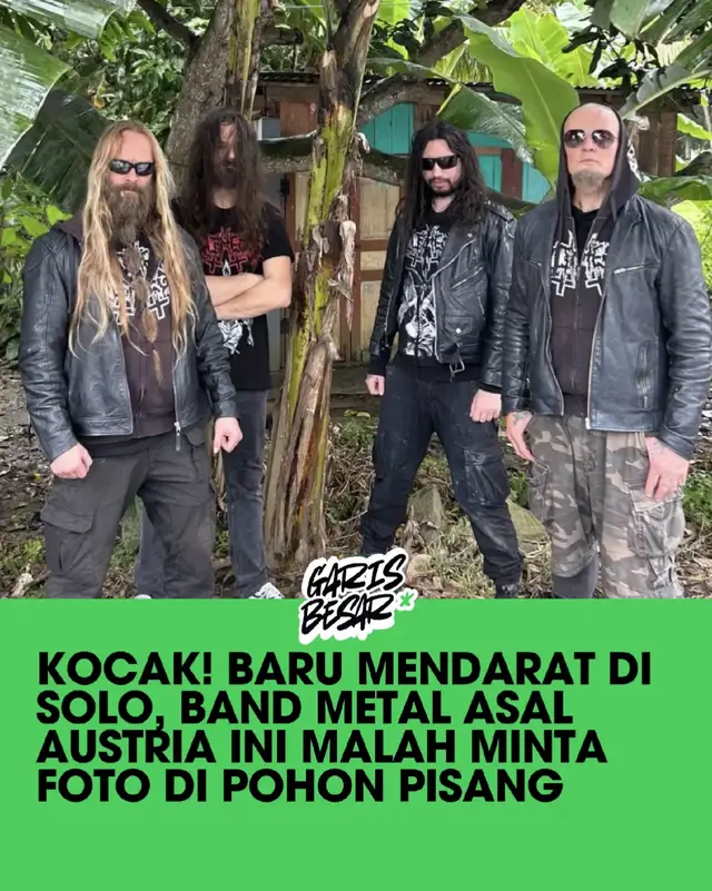 Band Metal Austria, Belphegor, Minta Foto di Pohon Pisang Saat Tiba di Solo 🌴🤘 Kedatangan Belphegor, band blackened death metal asal Austria, ke Solo untuk Rock In Solo Festival 2025 ternyata penuh momen unik. Alih-alih langsung menuju panggung atau hotel, para personel justru meminta foto di depan pohon pisang, karena di Austria pohon tropis itu sulit ditemukan. Tak hanya itu, mereka juga sempat mampir ke Indomaret dan Alfamidi untuk beli camilan dan rokok, aksi spontan yang bikin warganet tersenyum. Band yang dikenal lewat lagu “Conjuring the Dead” ini dijadwalkan tampil di hari terakhir festival, berbagi panggung dengan legenda black metal Norwegia Mayhem serta band metal lokal seperti Down For Life, Viscral, Godplant, dan 510. Dari panggung bengis sampai tingkah santai di minimarket, Belphegor sukses bikin heboh netizen di Solo! . . #GarisBesar #Metal #Solo #Belphegor #NgomongYangPenting