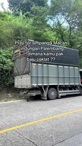Kalo mau minta uang kalo udah dikasih sama sopir ya terima aja uang yang sudah dikasih itu abangkuu yang disana .. jangan sampai menelan korban jiwa kaya kasus hari ini ... Swargi langgeng Kagem korban 🥀😇 #macanlindungan #palembang