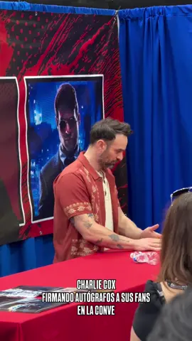 Charlie Cox (Daredevil) ya se encuentra firmando autógrafos en #CharlieCox #Daredevil #laconveanimex 