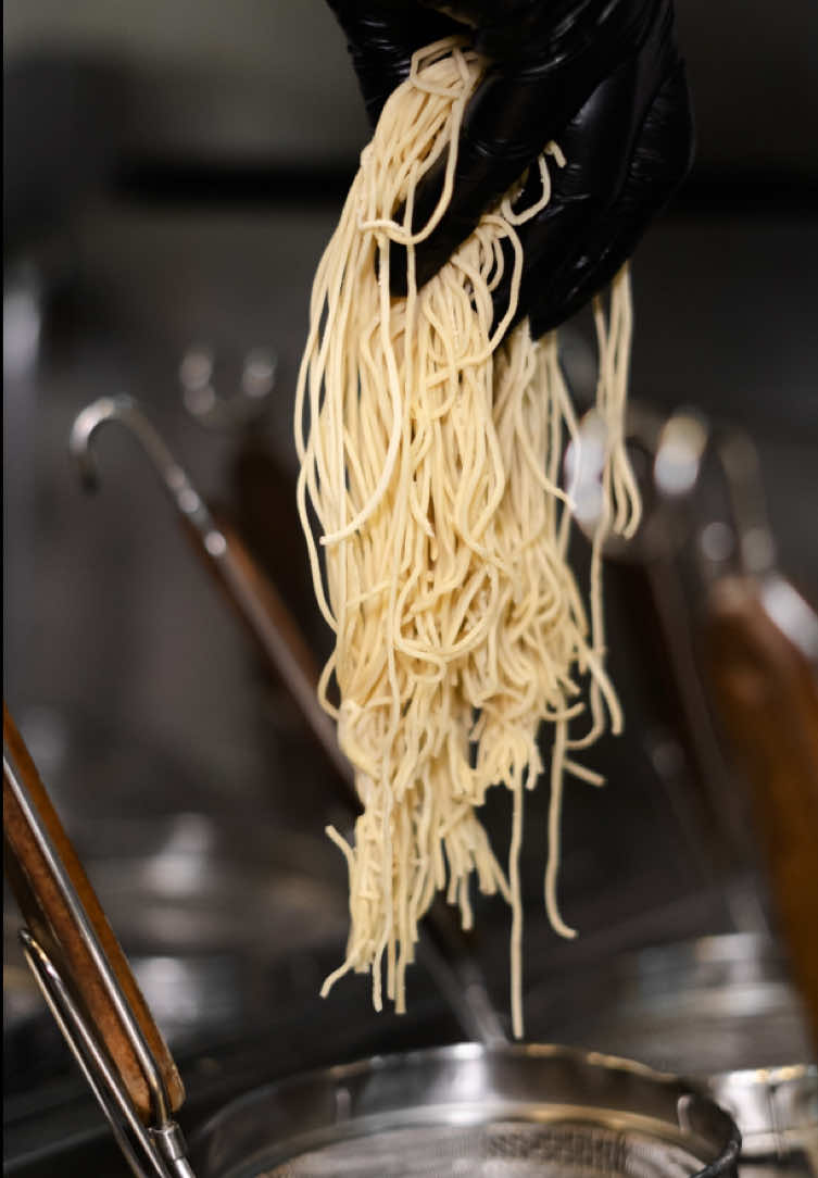 Nossos pratos passam por uma linha de preparo precisa garantindo caldo encorpado, massa no ponto e ingredientes sempre frescos! e o resultado, você já sabe: irresistível 🍜 Horários: Segunda a Quarta 11h às 16h / Quinta e Sexta: 11h às 16h e 18h às 21h / Sábado, Domingo e feriados 11h às 21h. #momolamen #bairrodaliberdade #fyp #fy #pravoce 