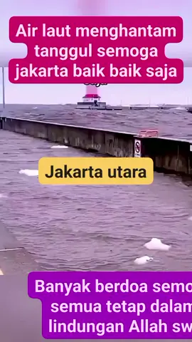 “Selamat malam, saya ‎Baik Padang  ‎melaporkan dari kawasan Muara Baru, Kecamatan Penjaringan, Jakarta Utara. Warga di sini hari ini panik setelah muncul laporan bahwa salah satu tanggul laut di wilayah pesisir jebol.” ________________________________________ Lead berita: “Diduga sebuah tanggul laut di Muara Baru mengalami kerusakan dan jebol, sehingga air laut mulai masuk ke pemukiman dan jalan utama. Kondisi ini membuat warga panik dan arus lalu-lintas di beberapa ruas jalan mengalami gangguan.” ________________________________________ Isi berita – fakta utama: •	Menurut laporan dari ‎Polsek Metro Penjaringan melalui unggahan di Instagram, tanggul di wilayah Sunda Kelapa, Penjaringan dilaporkan mengalami jebol yang berdampak kemacetan parah karena air atau kerusakan fisik tanggul. •	Titik-titik yang terdampak antara lain jalur Pluit Raya–Muara Baru, keluar Pelabuhan Muara Baru–Gedong Panjang, serta jalur Gedong Panjang–Pakin.  •	Belum ada keterangan resmi dari pemerintah daerah yang memastikan seberapa besar kerusakan atau jumlah rumah warga yang terendam. •	Warga sempat melihat ketinggian air naik secara tiba-tiba, dan beberapa memilih mengamankan barang ke tempat yang lebih tinggi. ________________________________________ Kondisi warga & tanggapan warga: “Sejumlah warga mengaku panik ketika air laut mulai merembes ke jalan dan gang gang perumahan. Mereka khawatir bila tanggul benar-benar jebol maka banjir rob akan kembali rutin melanda wilayah pesisir ini.” “Beberapa kendaraan terhambat di ruas jalan utama menuju pelabuhan Muara Baru karena antrean akibat air dan kerusakan tanggul.” ________________________________________ Tanggapan resmi & langkah awal: “Pihak kepolisian bersama Dinas Perhubungan telah diterjunkan untuk mengatur lalu-lintas dan mengarahkan kendaraan menjauhi titik rawan agar kemacetan tidak semakin parah. detiknews+1 Sementara itu, pihak ‎Pemprov DKI Jakarta dikabarkan akan segera melakukan pengecekan kondisi tanggul dan pompa air untuk memastikan tidak ada kebocoran atau kerusakan yang lebih besar.” ________________________________________ Dampak dan imbauan: “Dampak langsungnya adalah gangguan transportasi dan kekhawatiran warga terhadap banjir rob yang bisa melanda kapan saja. Warga diminta tetap waspada, menyimpan barang berharga di tempat yang lebih tinggi, dan mengikuti arahan petugas jika harus mengungsi sementara.” “Untuk pengemudi kendaraan, disarankan memilih jalur alternatif dan menghindari ruas jalan yang terdampak agar tidak terjebak kemacetan atau genangan.” ________________________________________ Penutup & call-to-action: “Kami masih menunggu informasi lebih lanjut dari pemerintah kota dan instansi terkait untuk memastikan penyebab pasti kerusakan tanggul dan estimasi perbaikannya. Saya ‎(nama reporter) dari Muara Baru, Penjaringan, Jakarta Utara, melaporkan untuk ‎(nama media).” “Untuk penonton/pendengar, apabila Anda berada di wilayah pesisir atau jalan menuju pelabuhan Muara Baru, harap berhati-hari dan pantau terus informasi dari petugas. Terima kasih dan tetap aman.” #jangkauanluas #semuaorang #fyp #semuaviral 