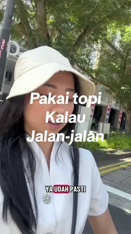 Jalan keluar negeri pas cuaca lagi panas? ☀️ Pake topi fashionable dari Prana biar tetap adem, tetap cantik, tetap keren di foto-foto liburan. Wajib banget bawa! #Prana #TopiPrana #TravelEssentials #FashionableAndFunctional #OutdoorStyle 