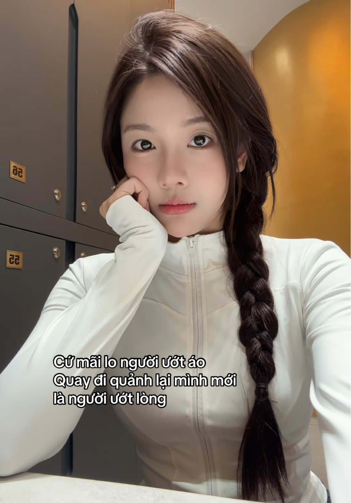 Em vô tư đem hết chân thành trong cơn mưa đổi lấy giá lạnh