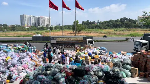 #2025 #cuutromientrung Lá cờ cứ phấp phới vậy thôi, cố lên miền Trung❤️