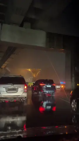 sejauh apapun kaki melangkah, tetap kota ini yang selalu aku rindukan 🥀 palembang malam hari diguyur hujan 🌧️#kotapalembang#ampera#malamhari#hujan#fyppppppppppppppppppppppp 