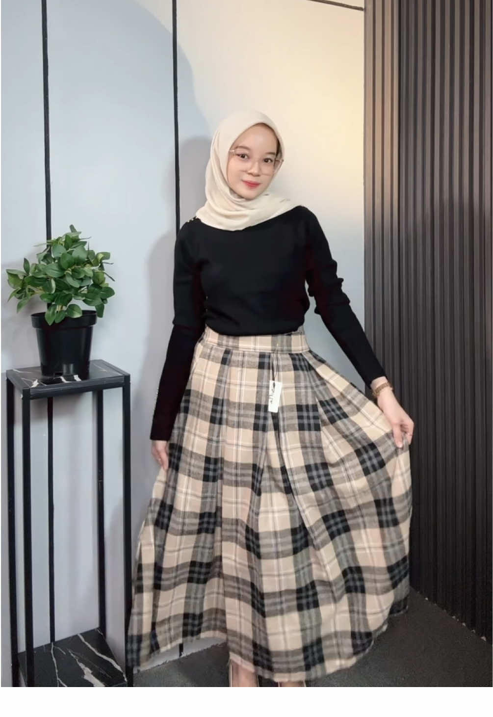 Kepoin yuu, mumpung udah restock banyak motif. Muat bb 35-75kg✨ #rokkotakkotak #rokflanel #rokmayung #ootdfashion #fyp 