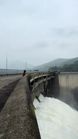 The Victoria Dam is one of Sri Lanka’s most significant hydroengineering achievements, located on the Mahaweli River near Teldeniya, approximately 20 km from Kandy. Completed in 1984 as part of the Mahaweli Development Programme, it stands as the tallest dam in Sri Lanka, featuring an impressive 122-meter height and a length of around 520 meters. Designed as a double-curvature arch dam, Victoria Dam efficiently harnesses water to generate hydroelectric power, contributing substantially to the national grid through the Victoria Power Station, which produces up to 210 MW of electricity. Beyond power generation, the reservoir supports irrigation, agriculture, and regional water management. Set amidst scenic hills and lush landscapes, Victoria Dam is not only an engineering landmark but also a popular viewpoint for visitors interested in architecture, nature, and Sri Lanka’s development history. #victoriadam #noviolationofcommunityguidlines #manmade #dam #srilankan_tik_tok🇱🇰 