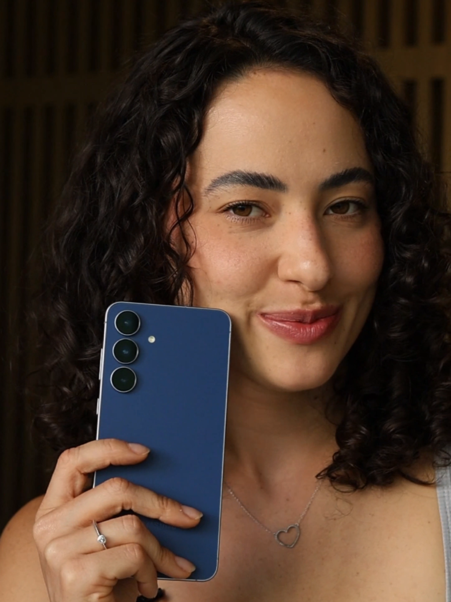 Final de novembro chega e todo mundo só fala de desconto...  Mas pra mim o jogo é outro: motivo real.  E é aqui que começa o desafio: me convença a escolher outro.  ✨ As minhas fotos à noite saindo nítidas sem esforço  ✨ O circule para pesquisar que resolve minha vida em segundos.  ✨ Multitarefas sem travar mesmo com apps pesados.   ✨ Uma bateria que aguenta o meu dia.   Esses são só alguns motivos de eu ter um Galaxy S25 FE, agora me convença a escolher outro!  @Samsung Brasil #GalaxyS25FE  #TeamGalaxy #publi