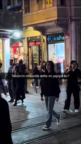 Sokakları sahneye çevirmek böyle bir şey. #taksim #sweatshirt #nightaesthetic #Crystalmeshhoodie #defile 