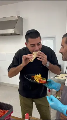 מתכון לדונור: חצי קילו בשר שתי כפות מיונז כף של תבלין שאוורמה מלח פלפל מערבבים הכל בקערה משטחים הכל בין שתי ניירות אפייה דק דק דק מגלגלים  ואופים 220 מעלות חצי שעה בתיאבון😋 #פוריו #פוריוישראל #foryou #fyp #foryoupage❤️❤️ 