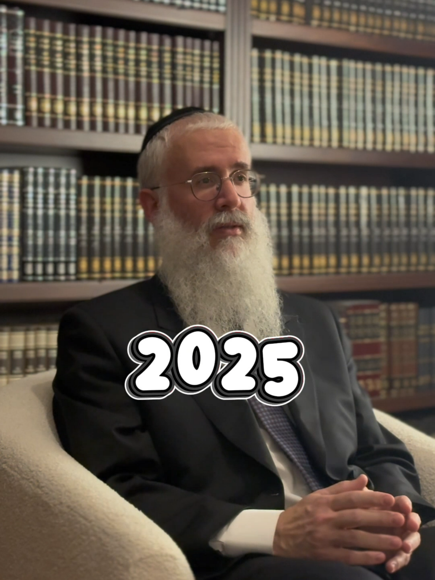 Was ist der Unterschied zwischen dem jüdischen und dem muslimischen Kalender? Richtet sich der jüdische Kalender nach der Sonne oder nach dem Mond? Nun ja… er ist ein bisschen von beidem. Der muslimische Kalender richtet sich nur nach dem Mond – deshalb „wandern“ die Monate, und der Ramadan kann mal im Sommer und mal im Winter stattfinden. Der jüdische Kalender richtet sich nach Mond und Sonne: Die Monate folgen dem Mond, aber in bestimmten Jahren fügt man einen zusätzlichen Monat ein, um das Jahr an die Jahreszeiten anzupassen – damit Pessach immer im Frühling bleibt, so wie es die Tora vorschreibt. #Judentum #Ramadan #Pessach #Islam #Sonne #Mond #kalender