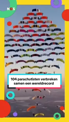 Het vorige record werd 10 jaar geleden behaald met 100 parachutisten. 🪂 #jeugdjournaal #nieuws #parachute #vliegen #lucht 