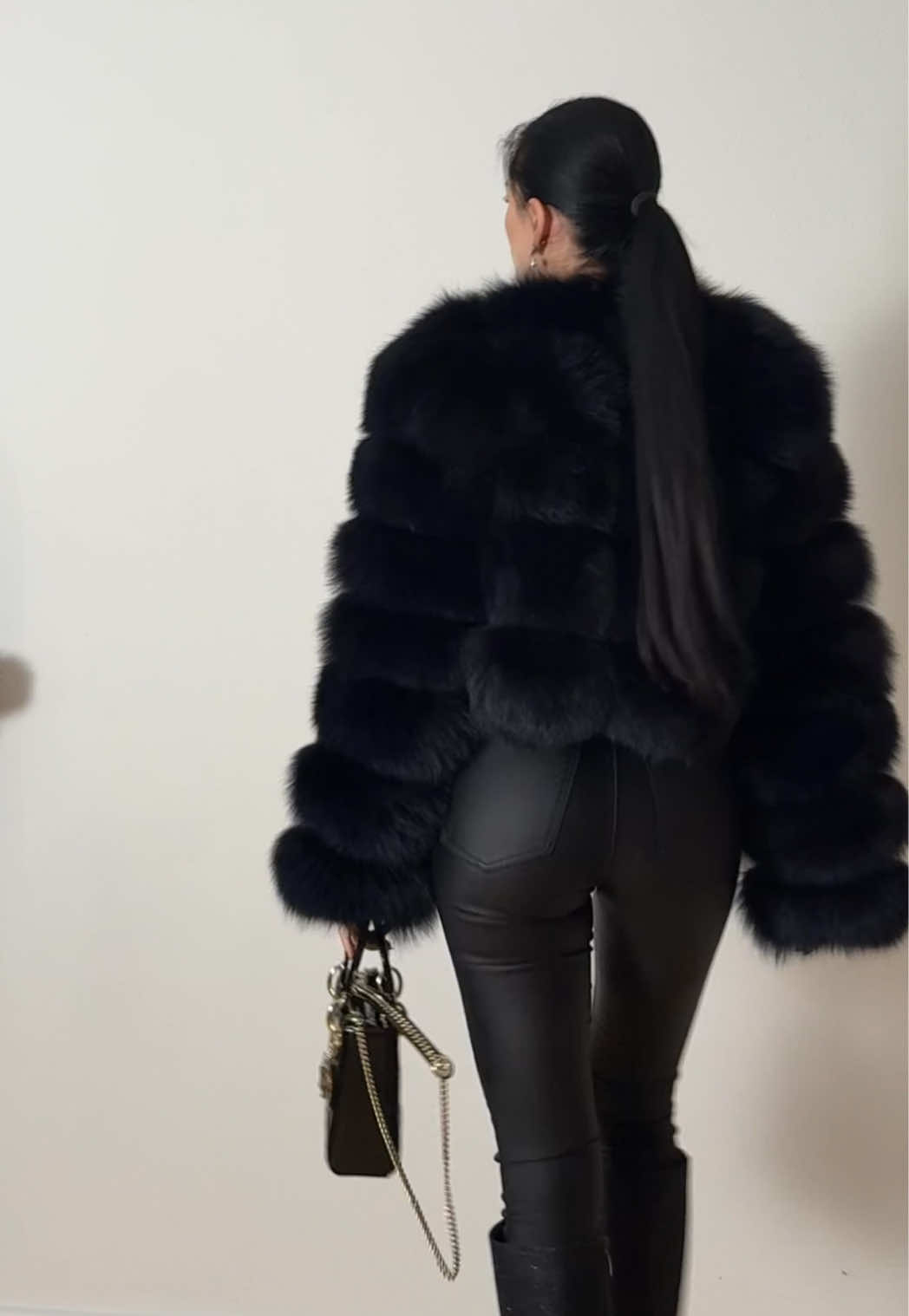 Anzeige | Let’s style my fave fur coat from @WeLoveFurs for winter 🖤 #pelzjacke #furjacket #welovefurs