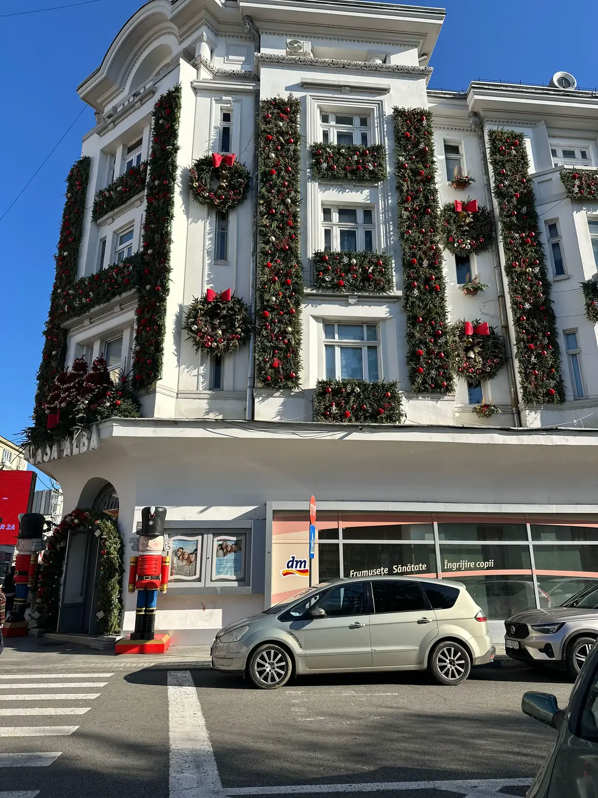 Perioada sărbătorilor devine un prilej de răsfăț, generozitate și gesturi speciale, iar în magazinele fizice dm și online, ai acces la avantaje sub forma Prețurilor bonbon. 🎄 @dm  Acestea sunt disponibile pentru o selecție de produse, oferind o oportunitate excelentă de a economisi. Eu am cumpărat o vopsea de păr Syoss Color pentru mama mea și am beneficiat de 60 % reducere la a doua vopsea de păr Syoss Color. Pentru mine am cumpărat un ruj Maybelline Super Stay Matte Ink și am beneficiat de 25% reducere la un creion de buze Maybelline Lifter Liner.  Toate informațiile despre cupoane și bonbon sunt actualizate permanent în aplicația „dm-ul meu” și pe site: 👉 https://www.dm.ro/services/programe-si-servicii-pentru-clienti/cupoane-disponibile Cupoanele surpriză sunt valabile atât în magazinele dm, cât și online sau în aplicația „dm-ul meu”. Ele aduc reduceri importante pentru o selecție amplă de produse dedicate sezonului de sărbători. 🎄🎄🎄 ————————————————————— #dmambassador #parteneriat #microinfluencer #wintermood #ad 