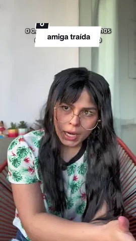 a outra assim ouvindo 🤨🤨🤨