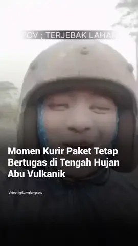 - Fatur Rozi, seorang sales yang setiap hari menempuh rute Pronojiwo–Tempursari, harus berhenti karena hujan abu tebal dan letusan sekunder Semeru. • • • #lumajang #semeru #medsoszone #peristiwaterkini #indonesia 