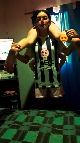 como cuando quieren hacer el tik tok y se tropiezan jajajajs