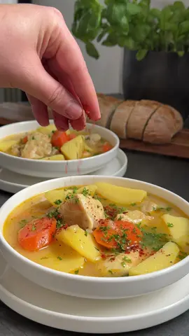 ✨🌟✨🌟✨ Zutaten 2 Stück ausgelöste Hähnchenschenkel ohne Knochen 1 Stück Hähnchenbrust 5–6 mittelgroße Kartoffeln 2 Karotten 1 Zwiebel 3 Knoblauchzehen 1 voller Esslöffel Mehl 1,1 Liter heißes Wasser oder Brühe 1 Teelöffel Pfeffer 1/2 Teelöffel Chiliflocken 1/4 Teelöffel Kurkuma Salz Zubereitung Das Hähnchen in grobe Stücke schneiden. Öl in einer Pfanne erhitzen und die Hähnchenstücke anbraten, bis sie leicht Farbe bekommen. Herausnehmen. Die gewürfelte Zwiebel in etwas Öl anbraten. Karotten und Kartoffeln dazugeben und etwa 4–5 Minuten mitbraten. Das Hähnchen zurück in die Pfanne geben, mit Mehl bestäuben und alles vermischen. Heißes Wasser, geriebenen Knoblauch, Salz und Gewürze hinzufügen und aufkochen lassen. Bei mittlerer Hitze mit leicht geschlossenem Deckel köcheln lassen, bis das Gemüse gar ist. Zum Schluss mit Zitronensaft und Petersilie verfeinern. Guten Appetit!#hähnchen #eintopf #lecker #schnellesrezept 