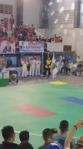 pembukaan walikota cup dengan tanding jawara ghifari nurgana atau 𝗣𝗔𝗞𝗦𝗜 berhadapan dengan yudani kusumah atau 𝗛𝗔𝗡𝗜𝗙𝗔𝗡 yang berlangsung di GORONTALO tempat tanding di GELORA NANI WARTABONE paksi > juara pon papua 2021 hanifan > juara asian games 2018 #paksi #hanifan #walikotacup2025 #gorontalo #silat 